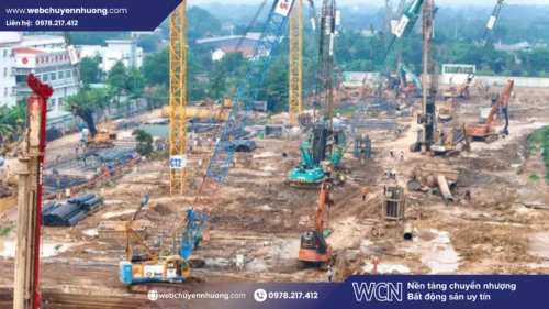 Việc hoàn tất lắp dựng hệ thống cần trục tháp đánh dấu cột mốc kỹ thuật quan trọng trong tiến độ xây dựng Emerald Garden View tháng 02.2026, cho thấy dự án đã sẵn sàng bước sang giai đoạn thi công phần thân.