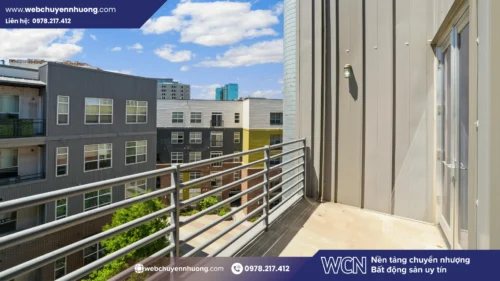 Một lỗi phong thủy khi mua bán nhà chung cư phổ biến là ban công hoặc cửa sổ hướng ra khu vực ồn ào như đường lớn, nhà máy, trạm điện hay khu chợ.