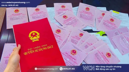 Căn hộ chưa có sổ hồng là căn đã bàn giao nhưng chưa được cấp giấy chứng nhận quyền sở hữu, nên giao dịch thường thông qua chuyển nhượng hợp đồng và tiềm ẩn rủi ro pháp lý nếu không kiểm tra kỹ.